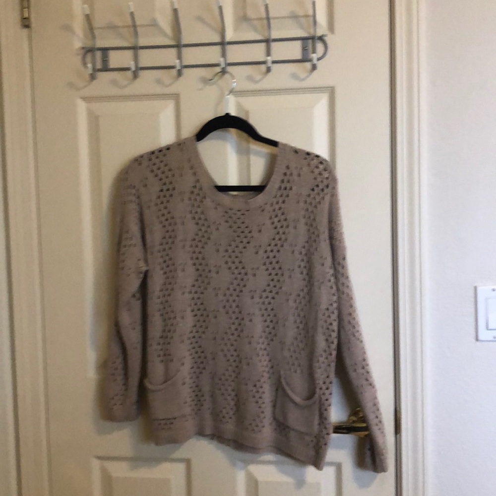 Beautiful Brown sweater with 2 pockets in front.